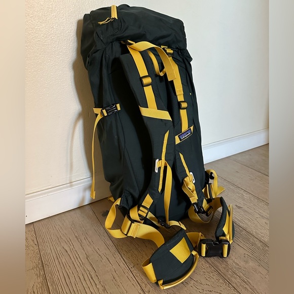 PATAGONIA ASCENSIONIST 35L CARBON & YELLOW HIKING BOOKBAG - Picture 4 of 12